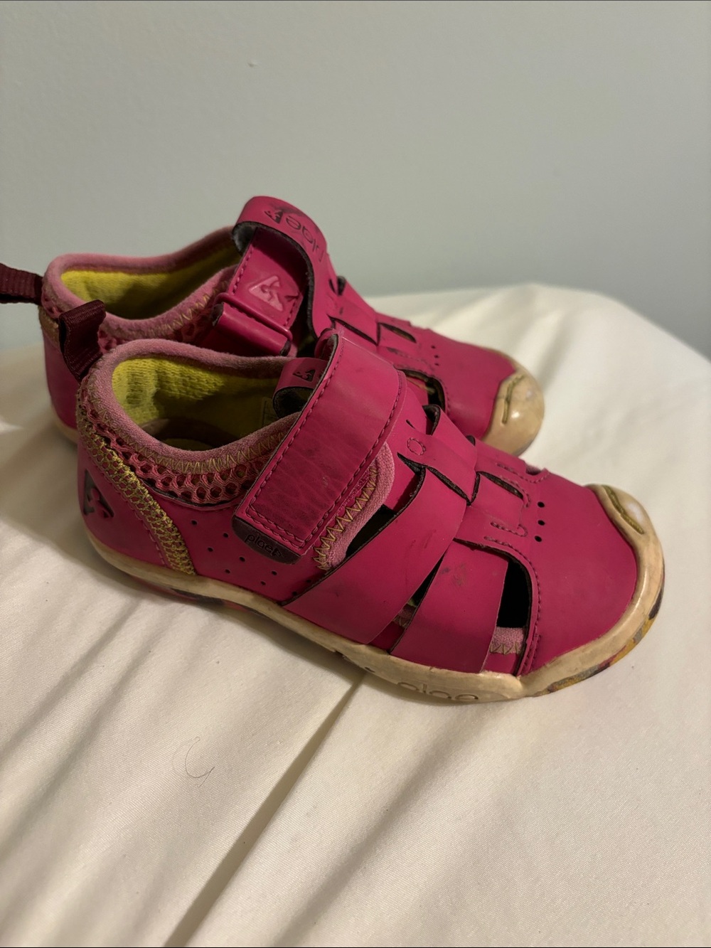 PLAE Girls Hot Pink Closed-Toe Sandals